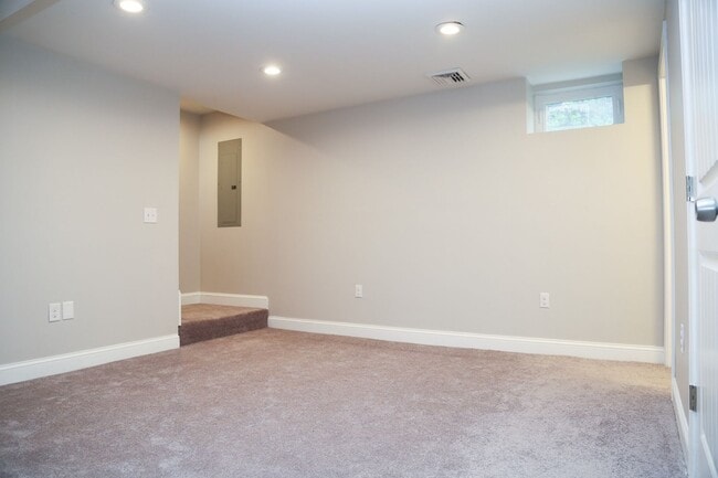 Building Photo - Newly Built 6br/3ba- Steps away from PC!