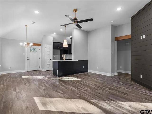 Building Photo - 1204 Poplar St