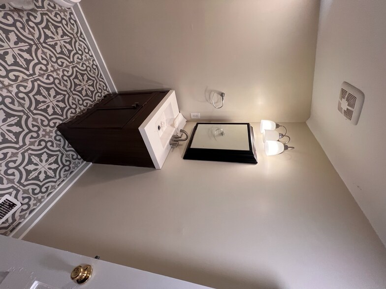 Building Photo - 1152 W High St