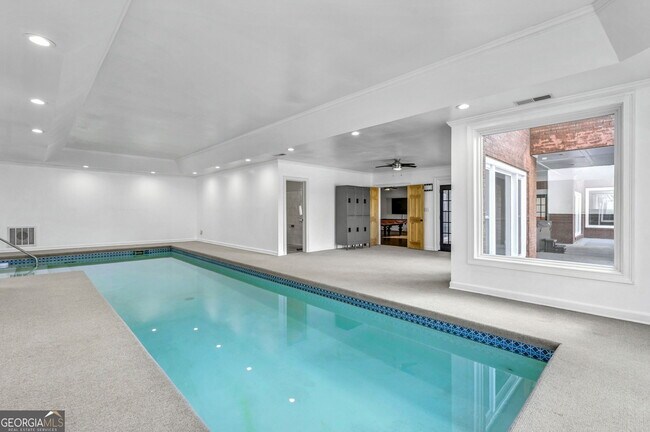 Building Photo - 300 Island Cove Dr