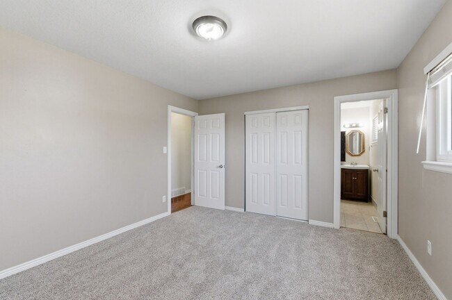 Building Photo - 1415 Holmes Dr