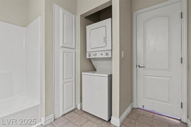 Building Photo - Centrally located 2 bedroom condo