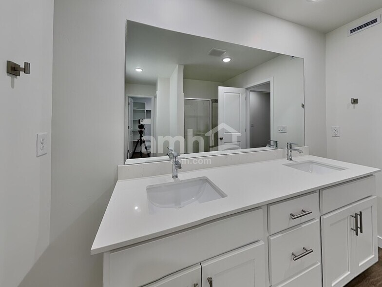 Building Photo - 1232 W Mahogany St