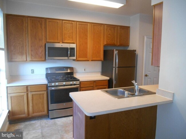 Building Photo - Effortless Living: Spacious Townhome with Wood Floors