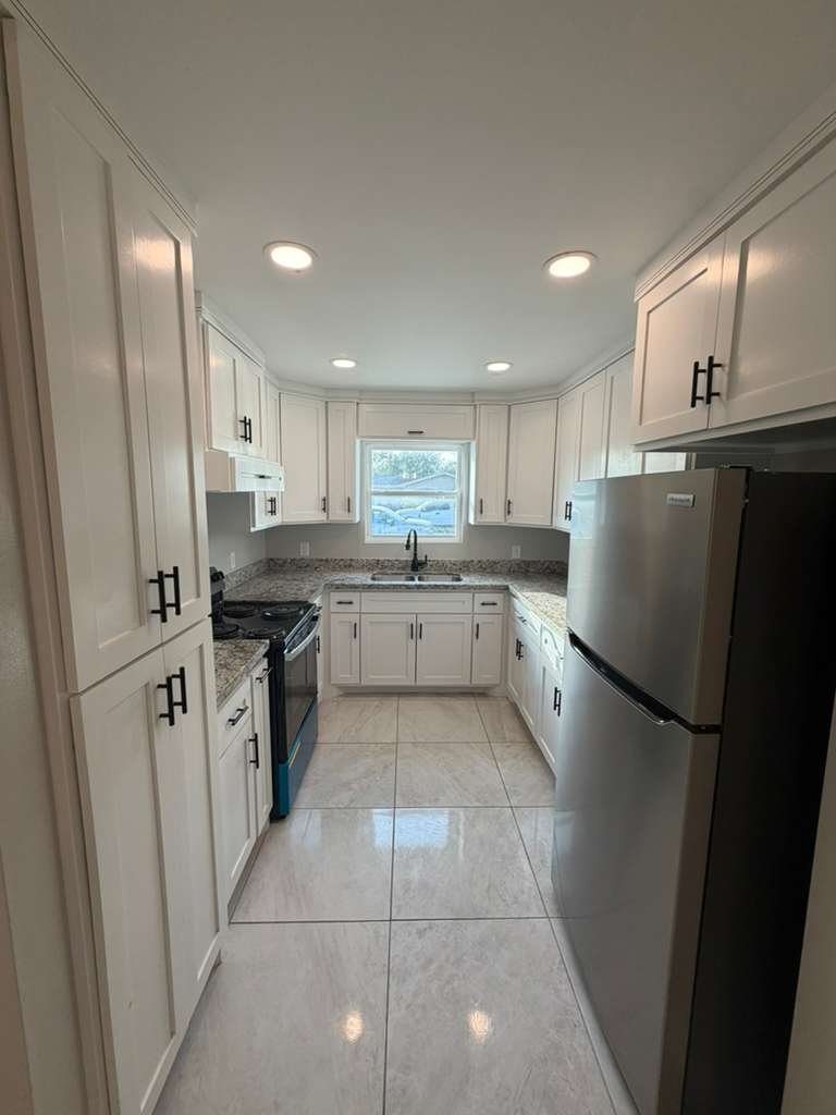 Building Photo - 3125 E 22nd St