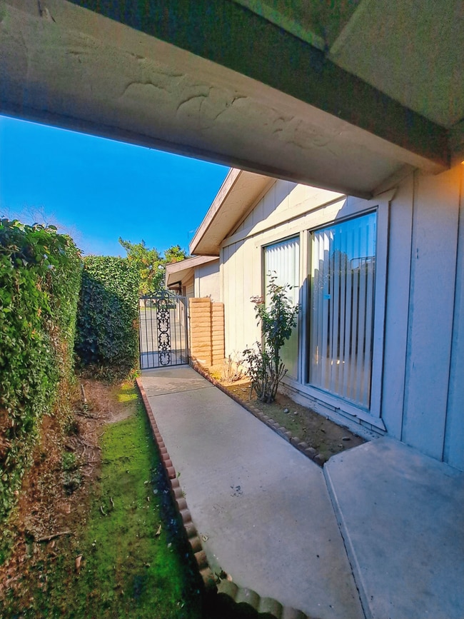 Building Photo - 4593 N Emerson Ave