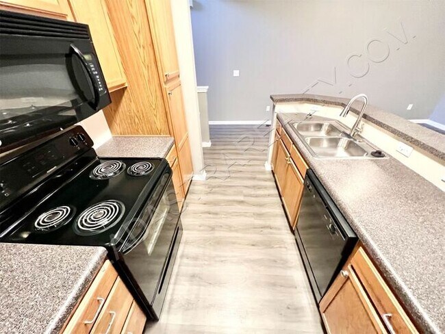 Building Photo - Beautiful and Spacious Olathe West Townhome-Available NOW!!