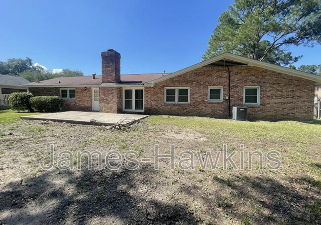 Building Photo - 2124 Greenview Dr