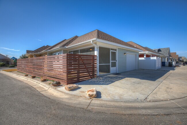 Building Photo - 916 Hudson Ln