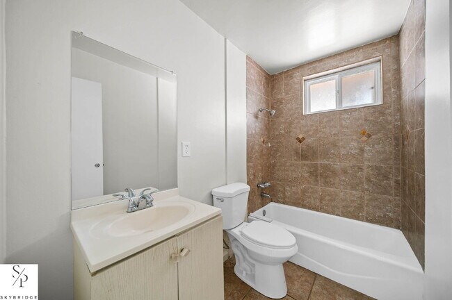 Building Photo - "Charming 2-Bed Sanctuary in the Heart of Downey – Your Ideal Urban Retreat Awaits!"