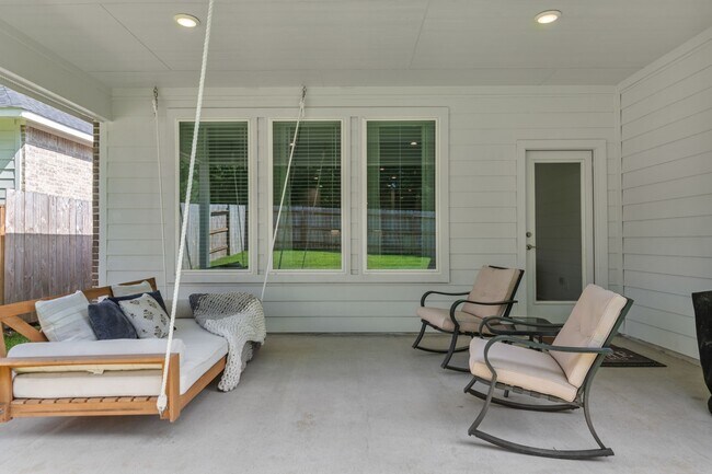 Building Photo - 560 Newcomb Holw Dr
