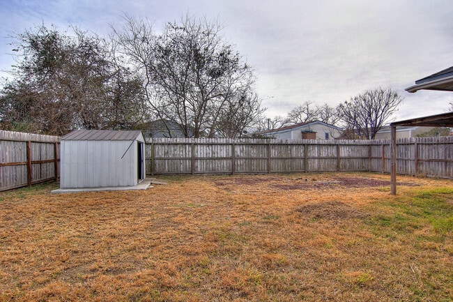 Building Photo - 5825 Skylark Dr