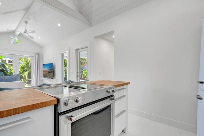 Building Photo - 220 S L St