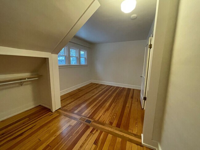 Building Photo - Three Bedroom Home in Kalamazoo