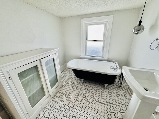 Building Photo - "Spacious 6-Bedroom Gem with Gleaming New Hardwood Floors in Minneapolis!"