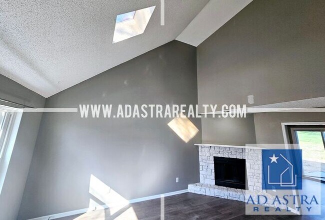 Building Photo - Very Nice 3 Bedroom 2 Bath Duplex in Overland Park-Available NOW!!