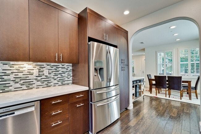Building Photo - Modern Townhome in Prime Location — Walkab...