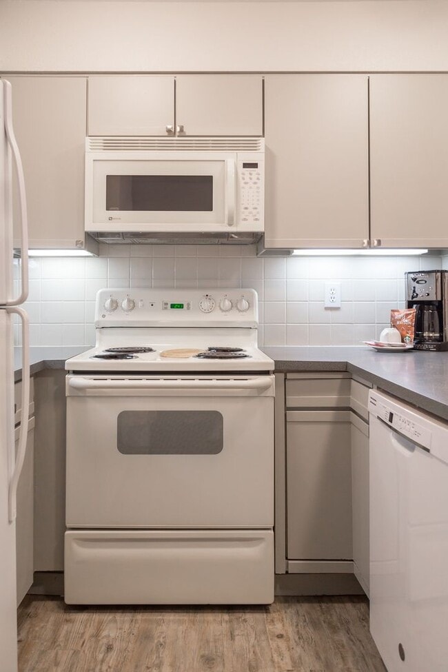 Building Photo - Furnished,  SHort-Mid term, All Inclusive one Bedroom /one bathroom with den, view of Flatirons b...