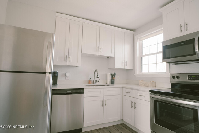 Building Photo - 212 Oak St