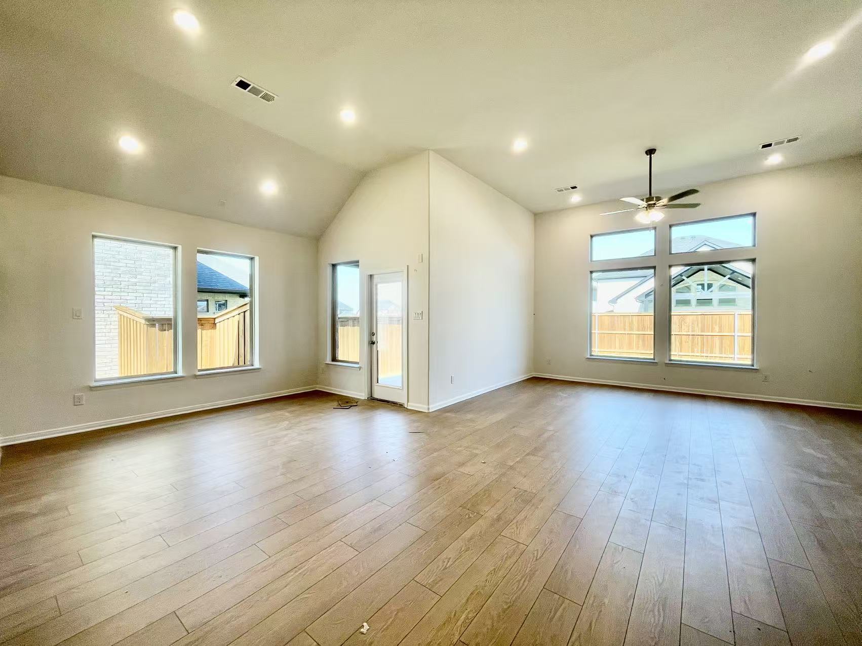 Building Photo - 16205 Garden Dr