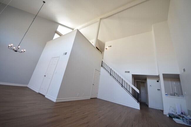 Building Photo - ***Amazing 2 Bed 2.5 Bath Westwood Condo U...