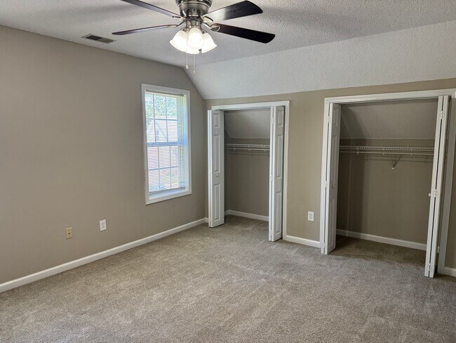 Building Photo - $1425/18 month lease or $1450/12 month lease.
