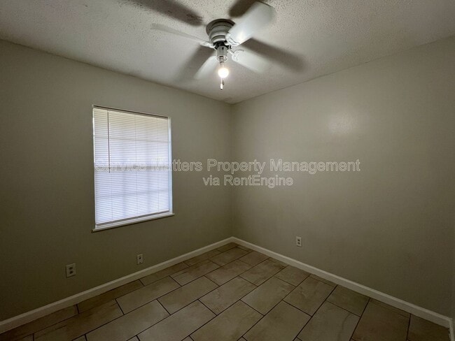 Building Photo - 1003 Space Cir