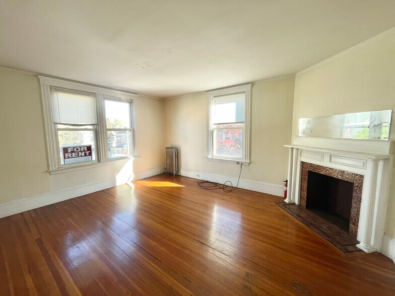 Building Photo - 148 Strathmore Rd