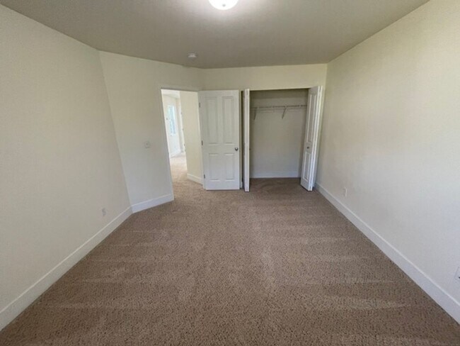 Building Photo - Extremely Spacious 5BD/3BTH Home For Lease...