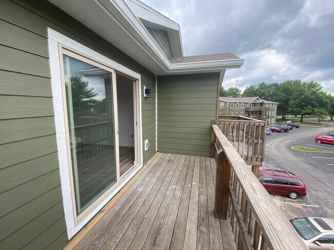 Building Photo - 3-Bedroom, 2-Bathroom Apartment on Bloomington's Eastside