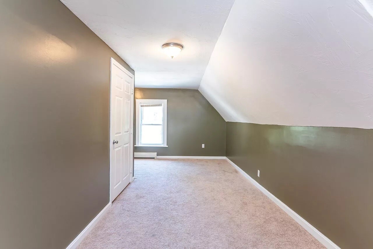 Possible space for a 5th bedroom or office in 3rd floor. - 554 Lake Ave