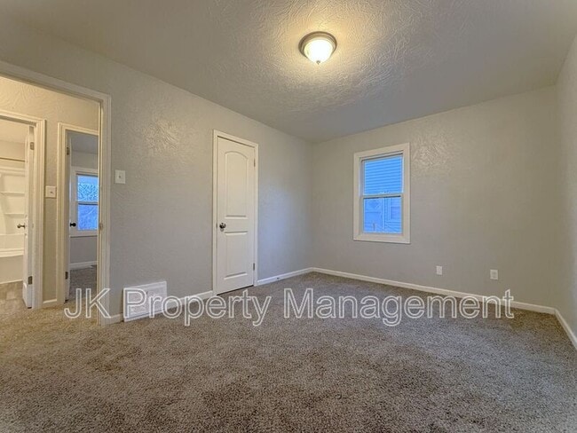 Building Photo - 2312 5th Ave N