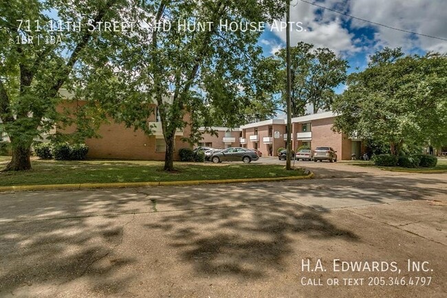 Building Photo - 711 11th St