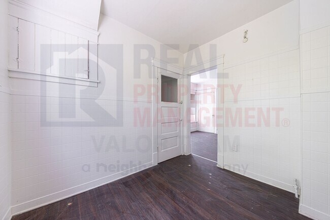 Building Photo - 3353 E 132nd St