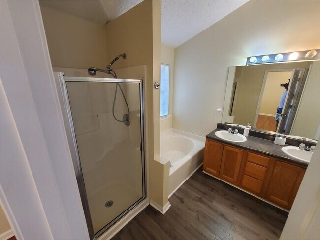 Building Photo - 5450 Twin Lakes Dr