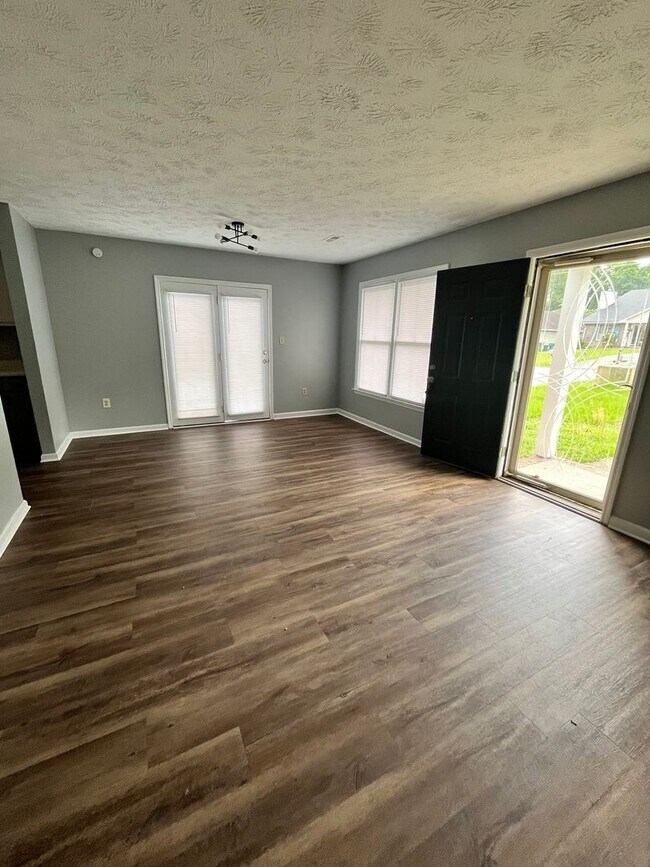 Building Photo - 2815 Rosemeade Dr