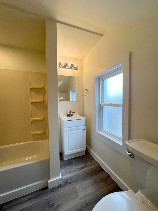 Building Photo - 3 / 4 Bedroom , 2 full Baths Apartment in ...
