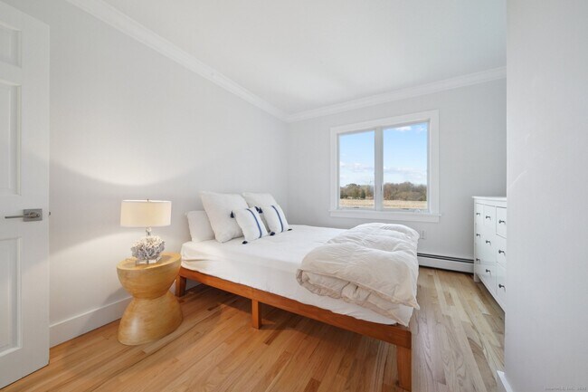 Building Photo - 656 Fairfield Beach Rd