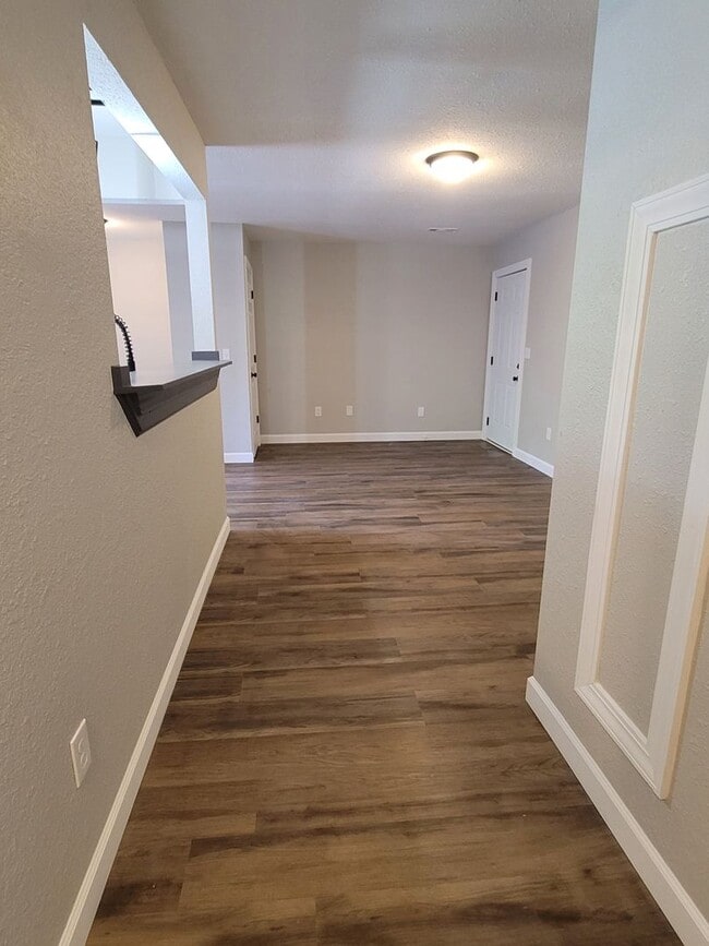 Building Photo - FULLY REMODELED 2 Bedroom Apartment
