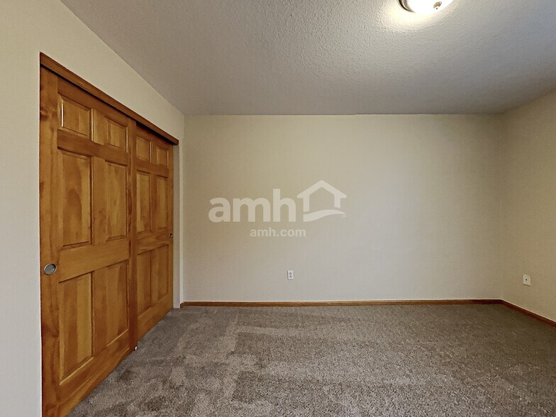 Building Photo - 1212 E 135th Pl