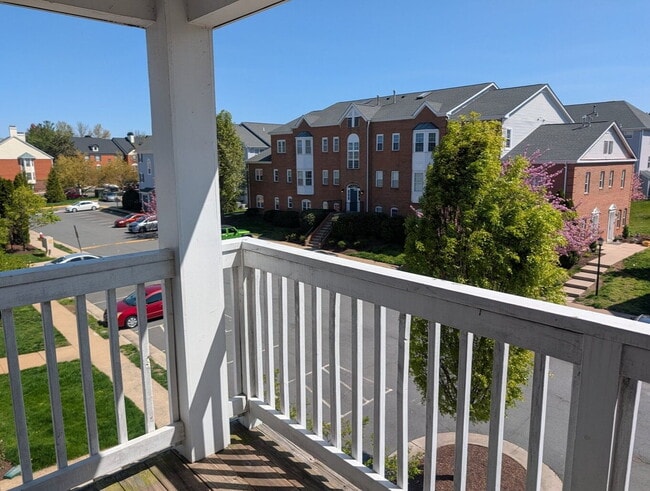 Building Photo - Bright Townhome Living in Convenient Leesburg Location