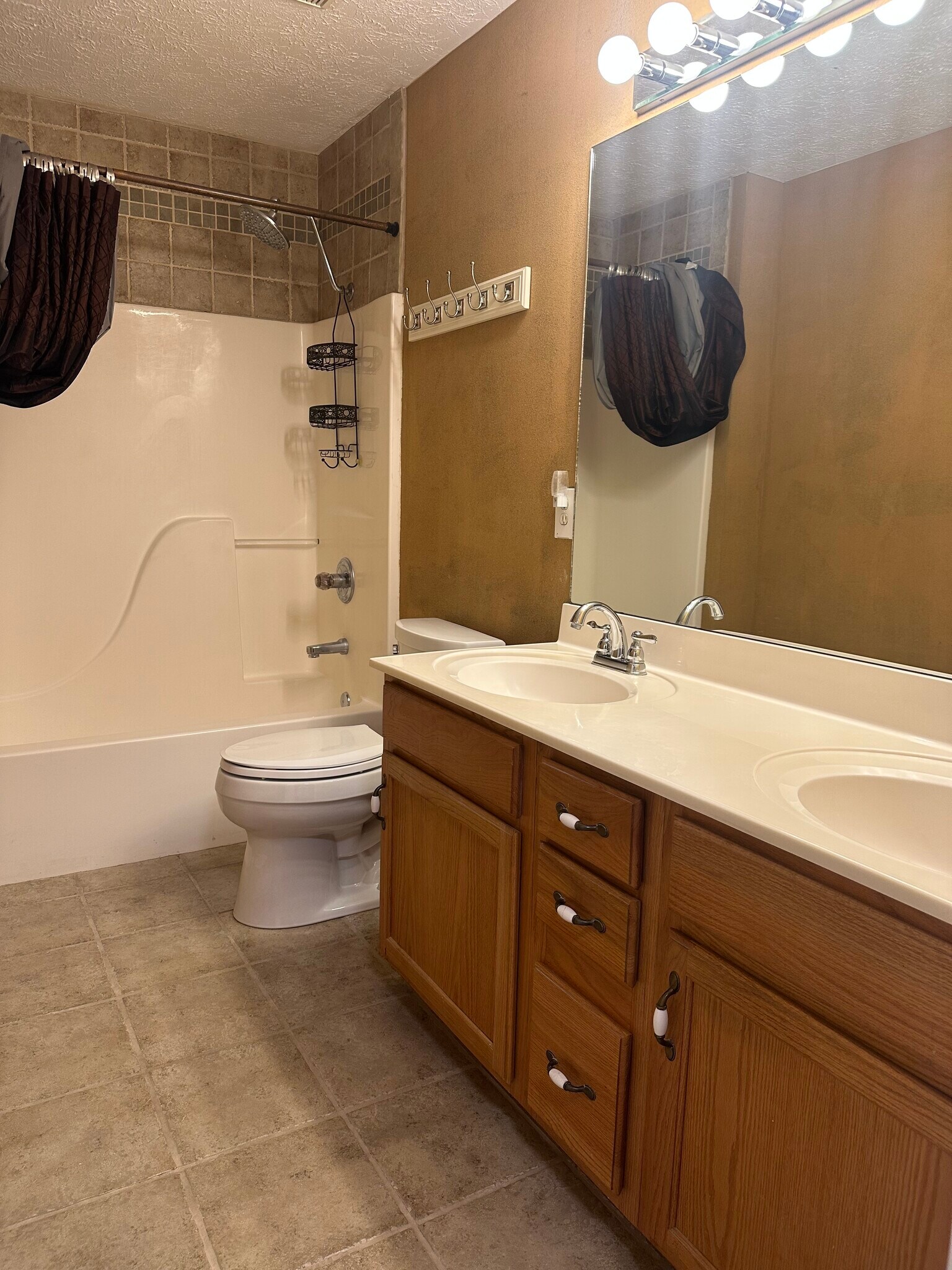 Full bath - 600 Wabarto Way
