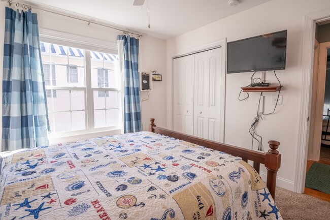 Building Photo - FURNISHED OFF-SEASON MONTHLY RENTAL - AVAI...