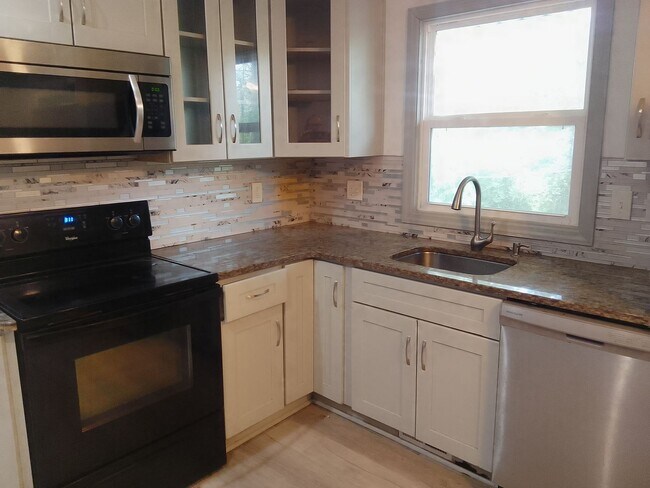 Building Photo - 3 Bedroom 2.5 Bathroom Bi-level