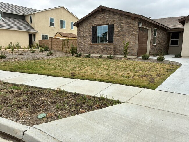 Building Photo - Spacious 4-Bedroom Single-Story Home with Large Backyard