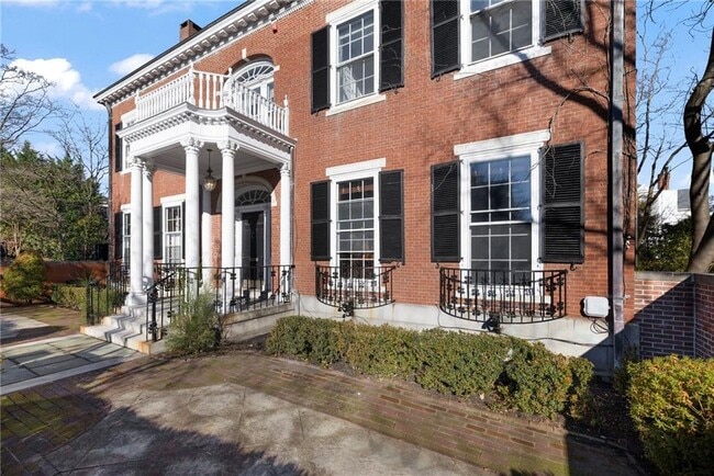 Building Photo - 72 Manning St