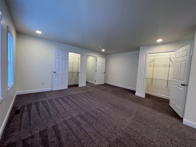 Building Photo - Updated 5BR 3bath house with off street parking!