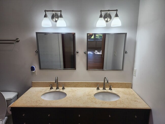 Building Photo - Recently renovated and ready to move in.