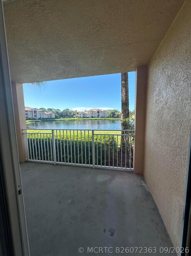 Building Photo - 291 SW Palm Dr