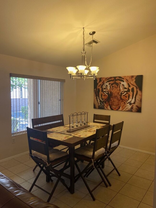 Building Photo - Sun City - Short Term Rental - Fully Furnished